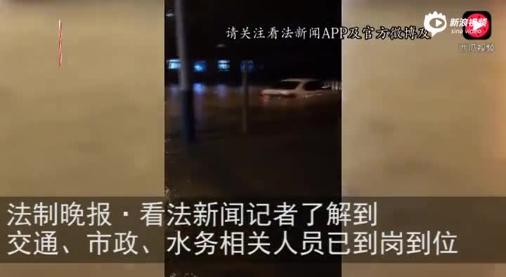 北京房山街道被淹没 武警手拉手筑成人墙
