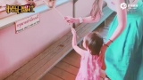 视频：昆凌带小周周逛动物园 母女携手喂长颈鹿画面有爱