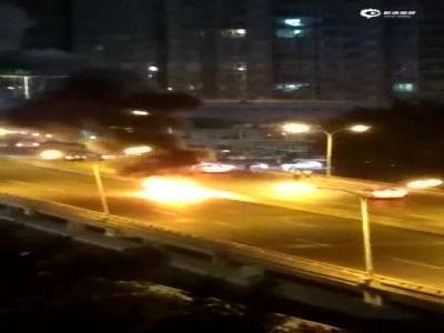哈尔滨二环桥一辆轿车行驶中自燃