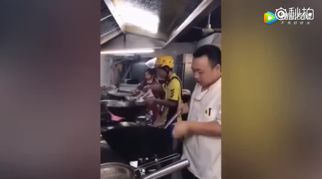 外卖小哥嫌出餐速度太慢亲自上阵炒菜这架势像样