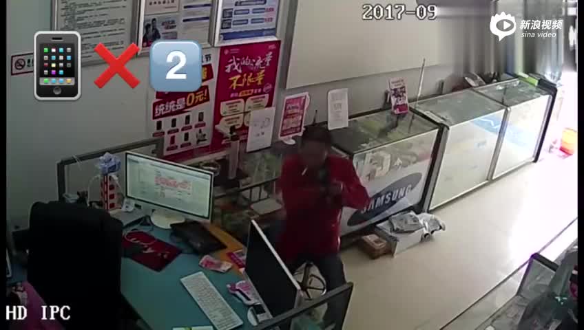 监控：小偷连偷三部手机 再偷钱时警察来了
