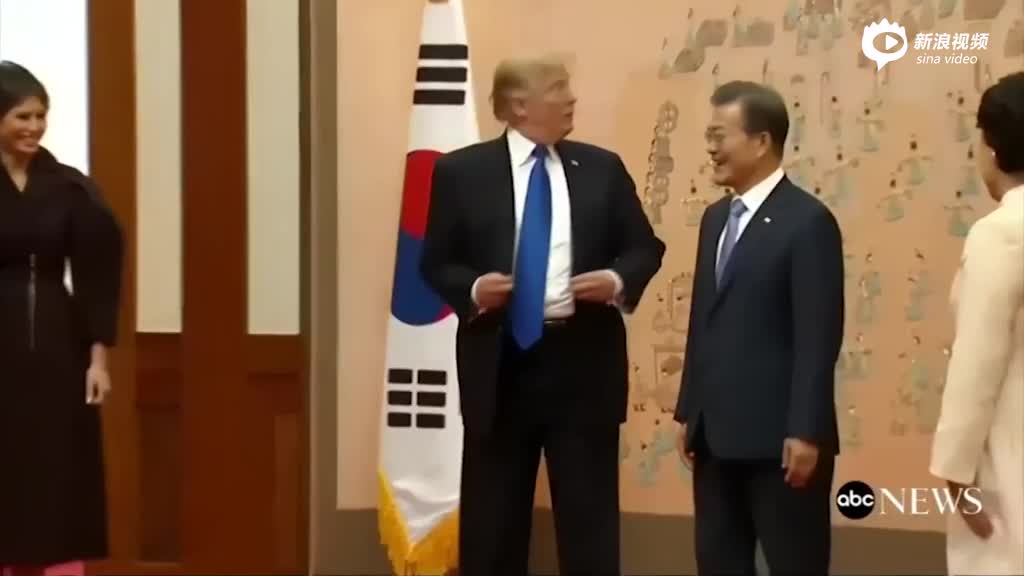川普与韩国总统合影 上演一秒变脸