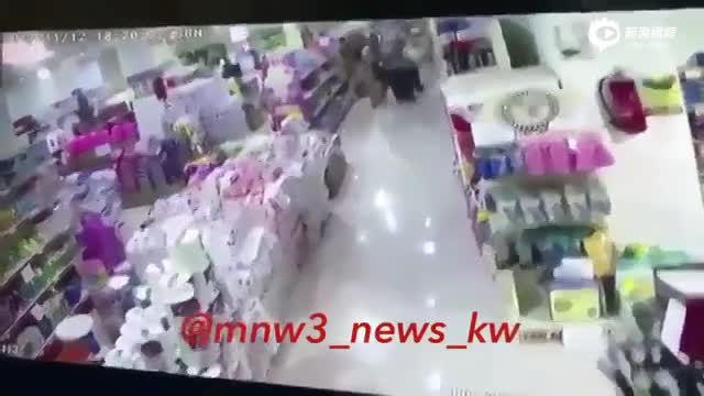 监拍：伊拉克边境7.8级地震 超市货物散落一地