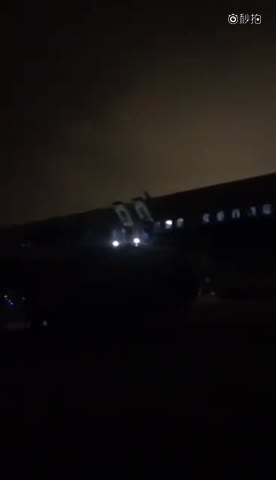 南航航班报火警紧急备降长沙 实拍乘客撤离现场