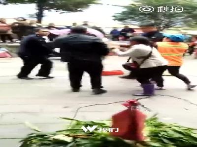11月15日，湖南永州两城管当街殴打女摊贩