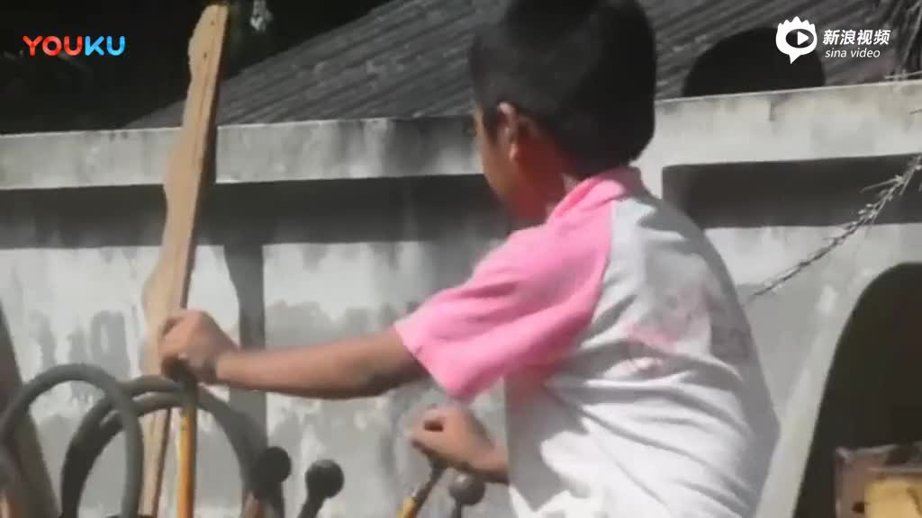 泰国9岁男童熟练操控挖掘机 助爷爷工作