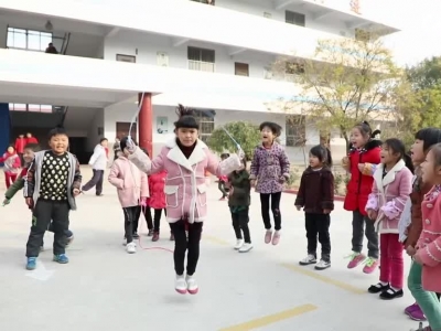 枣庄单腿女教师跳跃上课19年 慈善机构为其免费装义肢
