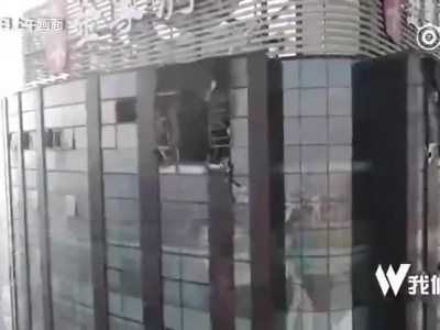 航拍天津一大厦起火：已造成10人死亡