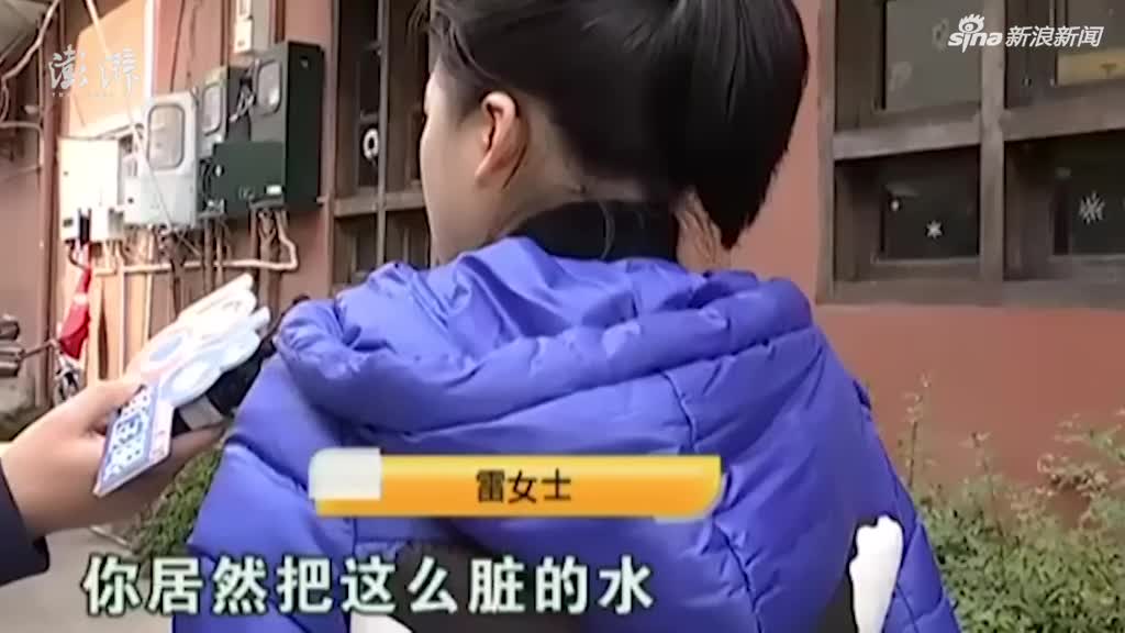 杭州：火锅店员工拖把水倒进收碗盆