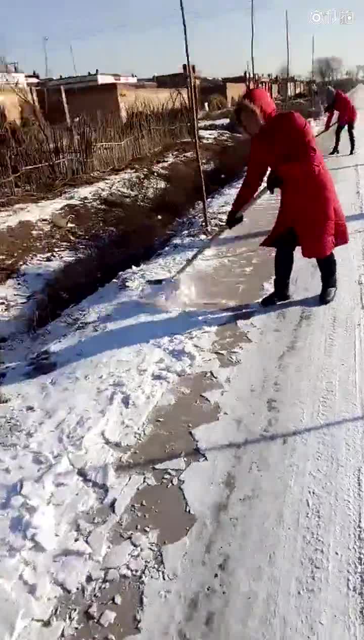 滩头村民自发扫雪