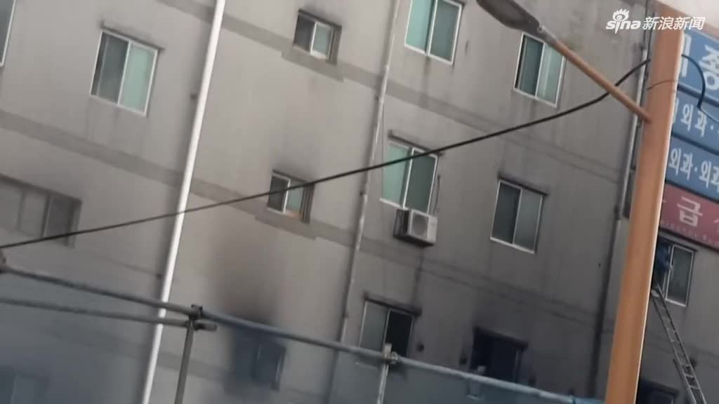 韩国世宗医院发生火灾 实拍消防员紧急救援
