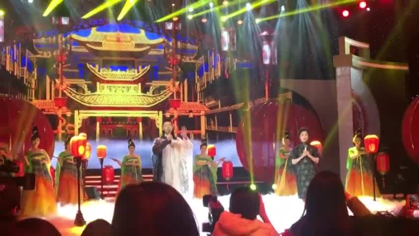 徐俐霍尊同台演绎梨花颂