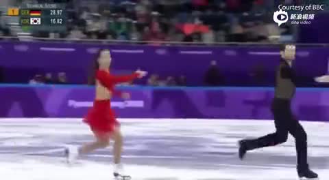 韩国花滑女选手上衣崩开差点脱落 坚持完成比赛