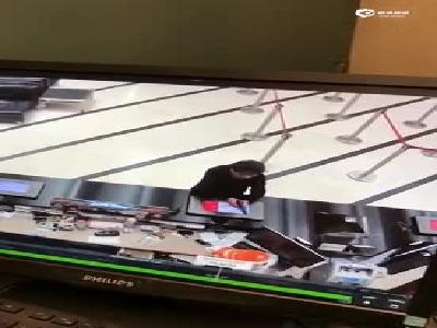 监控视频：香港中环东亚银行遭遇抢劫