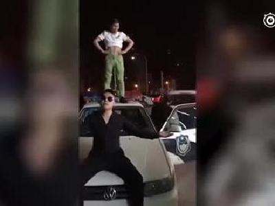 湖南益阳通报：两名网络主播为博眼球踩踏警车，均被拘15天