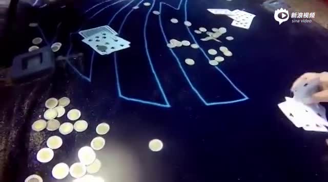 4名游客潜入海底边赌博边抽烟 钱币散落一地