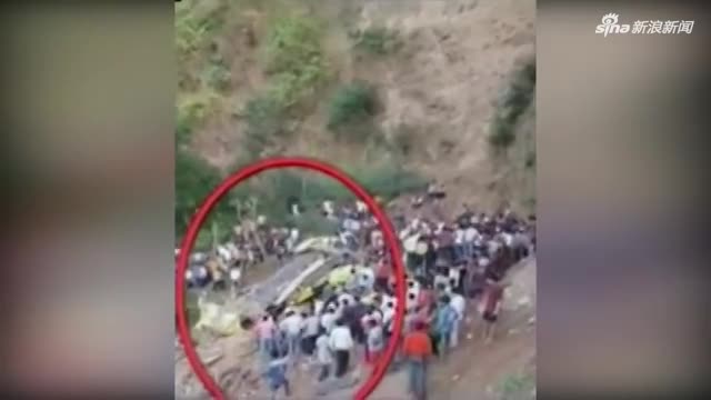 印度一校车坠入峡谷 致30死包括27名儿童
