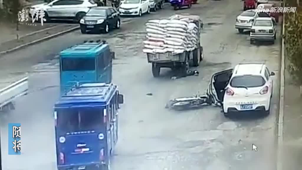 视频丨轿车突然开门 致摩托司机倒地被碾身亡