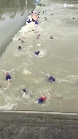 现场视频：桂林两艘龙舟翻船60多人落水 划船人员