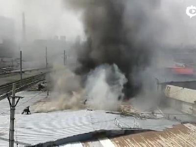 哈尔滨道外港务局桥下发生火情 现场浓烟滚滚