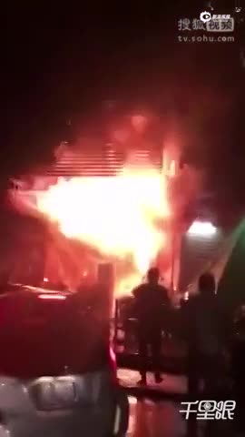现场视频：广东KTV发生火灾致18死5伤