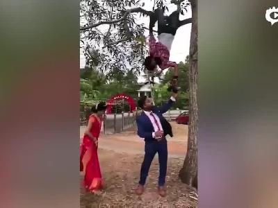 视频丨别具一格：印度小哥倒挂树上拍婚礼照