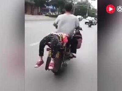 女儿哭闹厌学，父亲骑摩托将其绑车尾