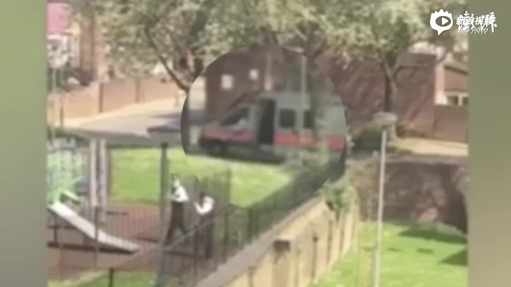 视频丨伦敦警察执勤玩滑梯 网友称要找点乐子