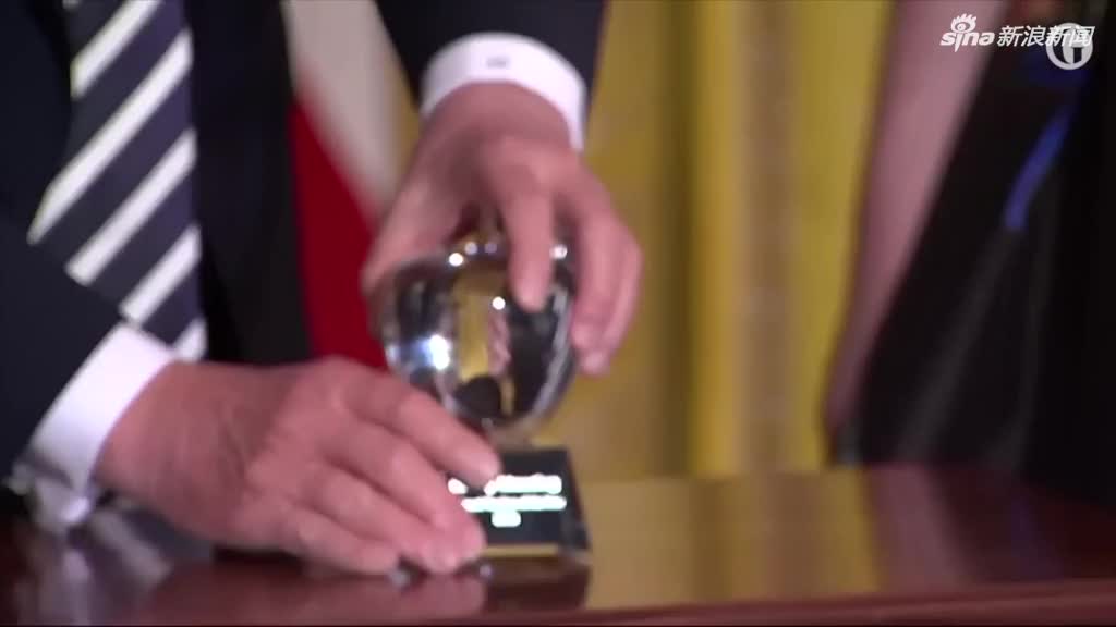 视频:川普颁年度教师奖 获奖者把反川徽章挂身上