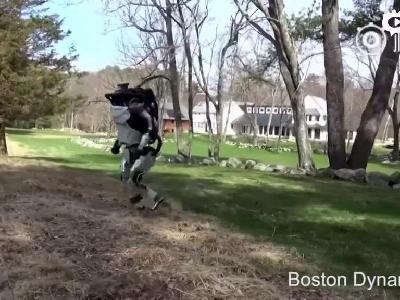 波士顿动力最新视频：人形机器人Atlas在草地上慢跑