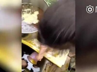 视频：菜籽油泄漏村民抢捞 企业每斤一元赎回