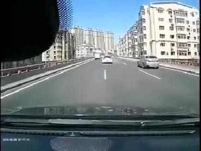 惊心！哈尔滨二环桥上小客车被轿车撞飞 翻滚数周