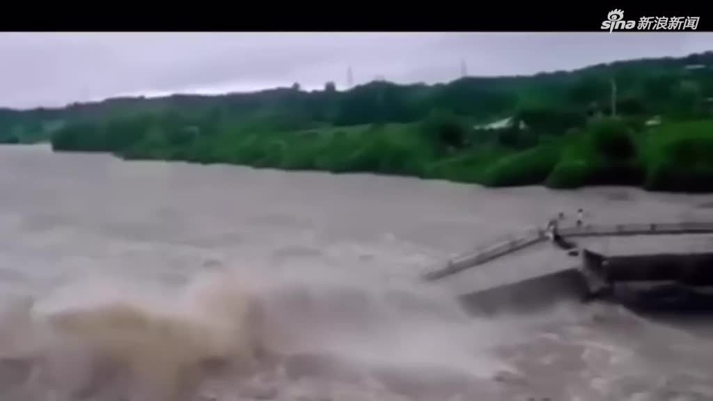 视频：惊险！古巴暴雨冲垮高架桥 行人险被冲走