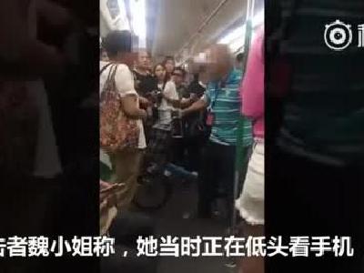视频：武汉地铁上索座不成，蛮横老汉掌掴大妈