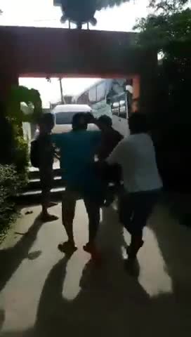 视频：中国游客在泰国遭棍棒殴打