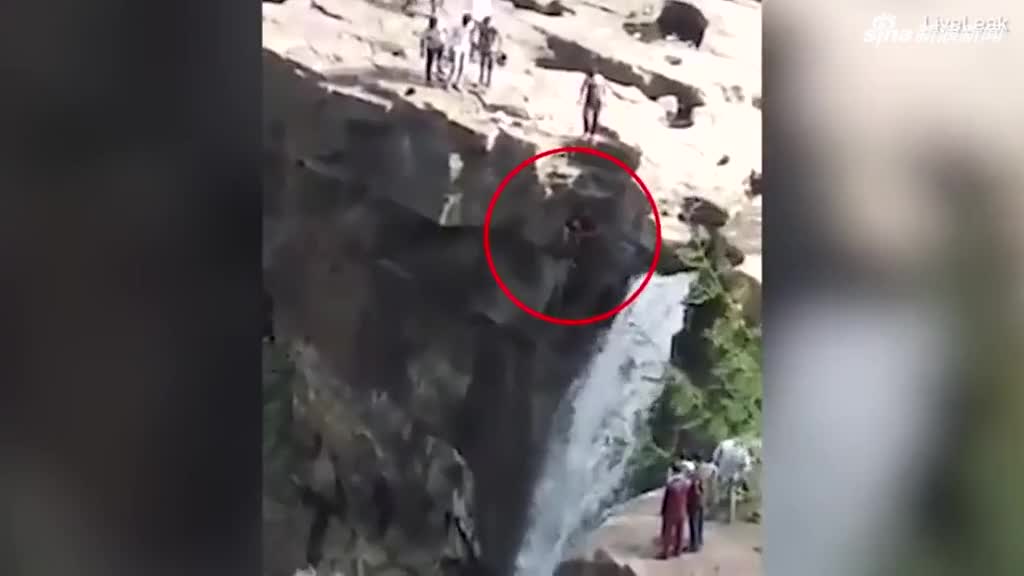 视频：印度男子悬崖边摆拍 为找最佳角度坠亡