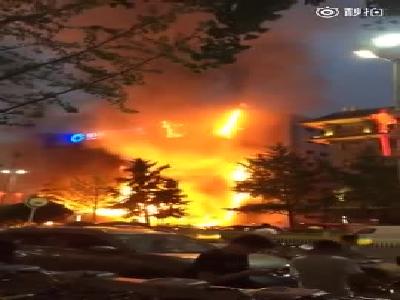 视频：西安南大街一银行着火 现场火光冲天