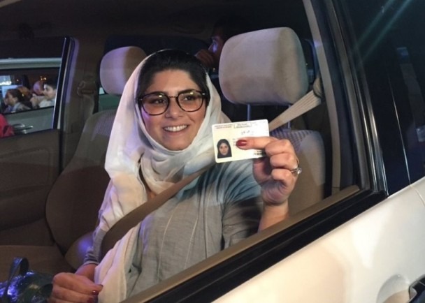 视频：创造历史！沙特女性首次合法驾车上街