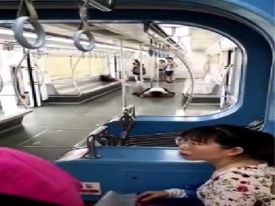 视频：重庆轻轨一女子突然抱咬男乘客 脱光衣服舔血迹