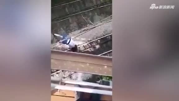 视频：俄少女爬天桥与火车自拍不慎坠落 倒吊电缆奇