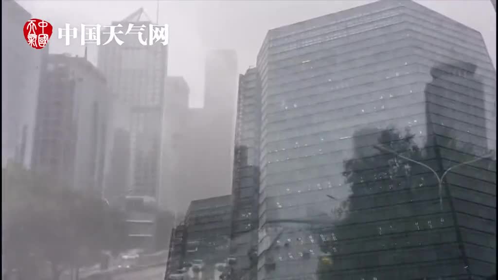视频：“台风雨”影响北京 国贸附近雨大风急