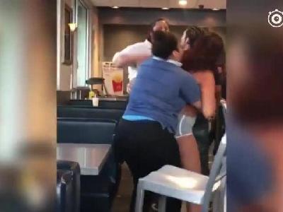 视频：麦当劳员工暴打顾客 竟是为一杯免费苏打水？