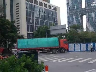 视频：广东佛山一大货车冲卡拒检连撞13辆车 警方多次开枪示警