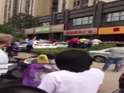 视频：茅台促销引发抢购 警察鸣枪示警