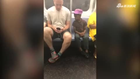 视频：地铁上被黑人男孩盯手机 白人男子有爱举动引
