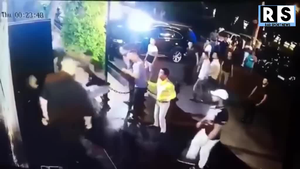 视频：乌兹别克斯坦格斗冠军持刀闯夜店 被保安夺刀