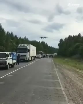 俄武装直升机演练降落高速路 司机被堵几小时