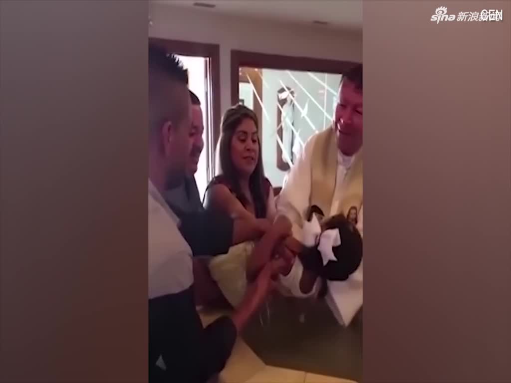 视频：3岁女童受洗礼时反复骂牧师“婊子”