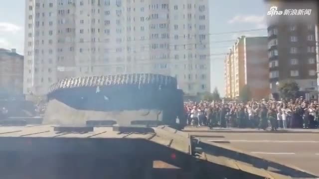 视频：俄罗斯阅兵式尴尬一幕：T-34坦克众目睽睽