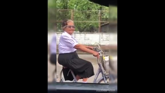 视频：资深学妹上线！泰国84岁奶奶穿校服骑三轮车